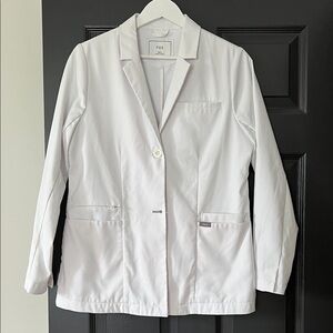 Figs Bellevue short lab coat
Size: small